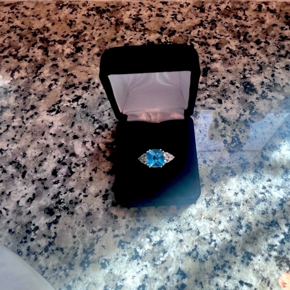 10k White Gold & Blue Topaz Ring - Picture 4 of 8